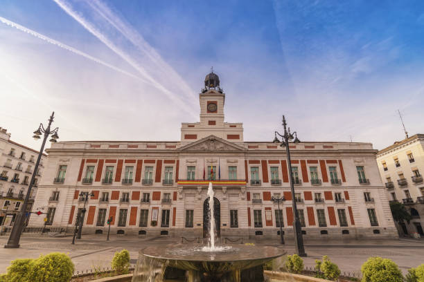 madrid spagna, skyline della città a puerta del sol e torre dell'orologio di sun gate - puerto de sol foto e immagini stock