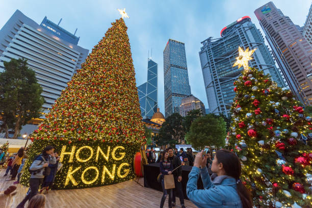 Choinka w centrum dzielnicy Hongkongu – zdjęcie