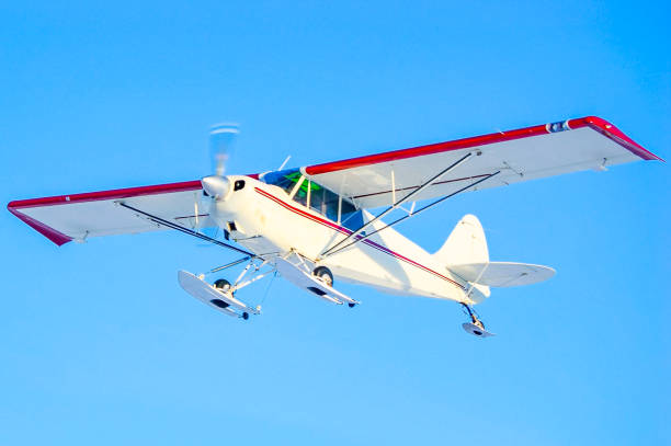 низкий летающий prop плоскости - small airplane air vehicle aerospace industry стоковые фото и изображения
