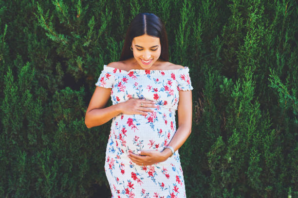 el amor crece dentro de mí - floral dress fotografías e imágenes de stock