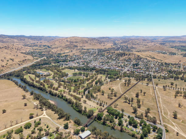 vista de drones aéreos xxl de gran angular de la ciudad rural de gundagai en nueva gales del sur, australia, a lo largo del río murrumbidgee y la autopista hume, una de las principales autopistas nacionales interurbanas de australia. - downunder fotografías e imágenes de stock