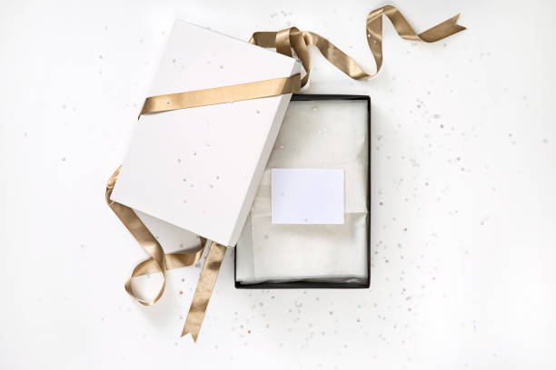 open gift box with gift tag bow - bow gold gift tied knot imagens e fotografias de stock