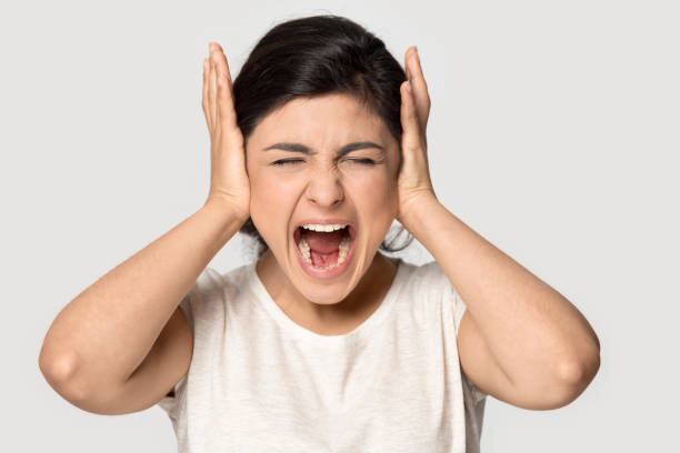 화가 성가신 인도 소녀 덮고 귀, 큰 소리로 닫아 비명 - screaming fear teenager shouting 뉴스 사진 이미지