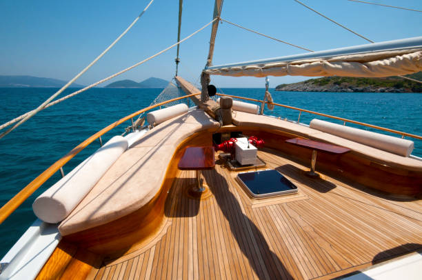 bow of a luxury wooden yacht - wood yacht textured nautical vessel imagens e fotografias de stock
