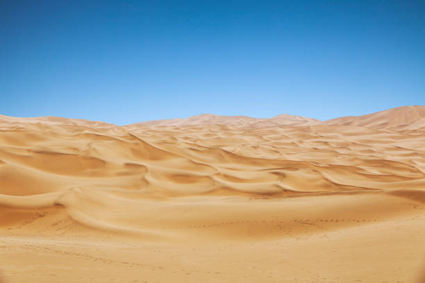 desierto en xinjiang, china - great sand sea fotografías e imágenes de stock