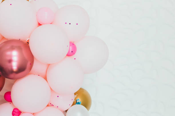 розовое золото и бежевые воздушные шары фото украшения стены на день рождения или партии - balloon pink black anniversary стоковые фото и изображения