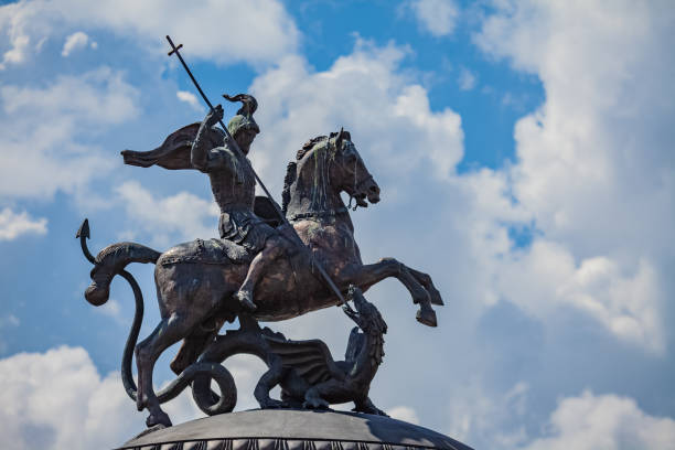 una statua di cavaliere su un cavallo uccide un drago mosca - russia - monumento a giorgio il vittorioso - st george foto e immagini stock