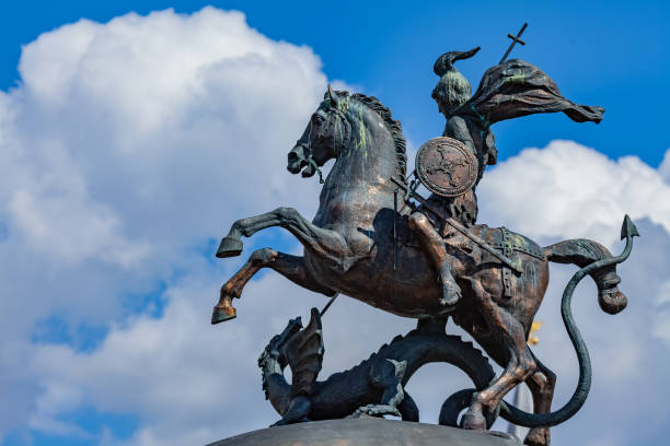 posąg rycerza na koniu zabija smoka moskwa - rosja . pomnik jerzego zwycięskiego - st george dragon mythology horse zdjęcia i obrazy z banku zdjęć