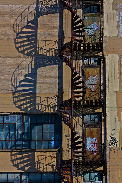 spirale escalier de secours - rust fungus sign rust rusty photos et images de collection