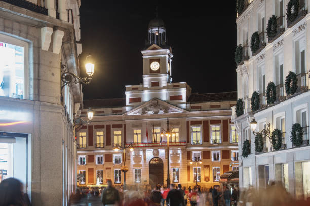 puerta del sol a madrid, spagna, di notte - puerto de sol foto e immagini stock