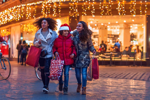 istock Family Christmas Shopping 1188603597