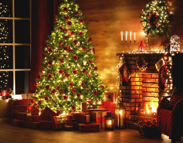 wewnętrzne święta. magiczne świecące drzewo, kominek, prezenty w ciemności - christmas window magic house zdjęcia i obrazy z banku zdjęć