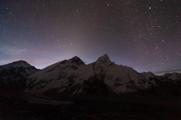 nocny widok na majestatyczny mount everest, himalaje, nepal - kala pattar zdjęcia i obrazy z banku zdjęć