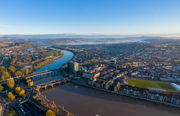 vista aérea da cidade de newport, gales do sul - south wales - fotografias e filmes do acervo