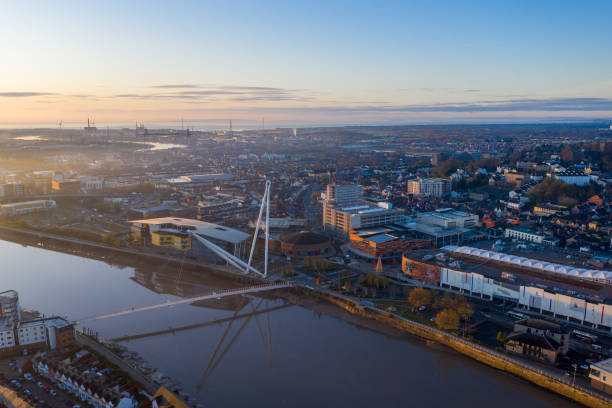 vista aérea da cidade de newport, gales do sul - river usk - fotografias e filmes do acervo