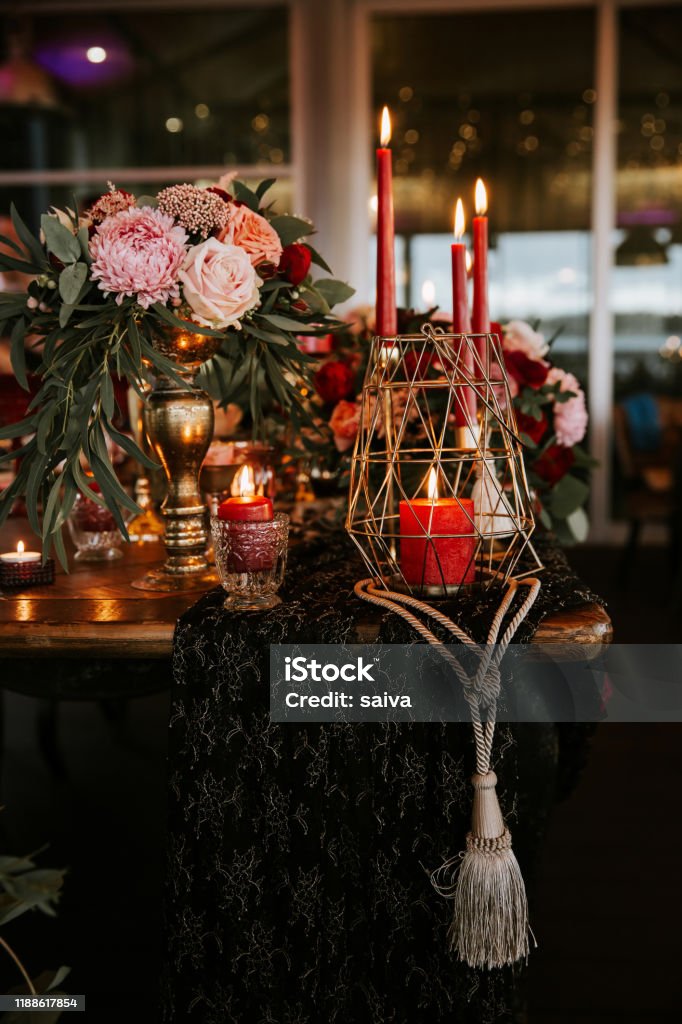 Foto de Tabela Bonita Decorada Com Decorações Da Flor E Velas Vermelhas  Noite De Natal Ou Decoração Da Festa De Casamento e mais fotos de stock de  Advento - iStock