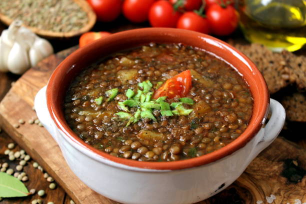 вкусный суп из чечевицы на деревянном фоне. - soup lentil healthy eating dishware стоковые фото и изображения