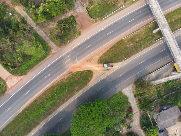 istock A truck making a turn at illegal u-turn 1188624804