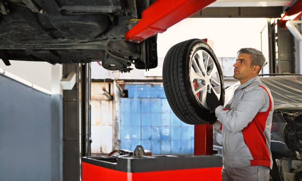 neumático de coche - extracción e instalación de piezas de vehículo sin necesidad de instalaren en el taller de reparación automática - tire rim fotografías e imágenes de stock