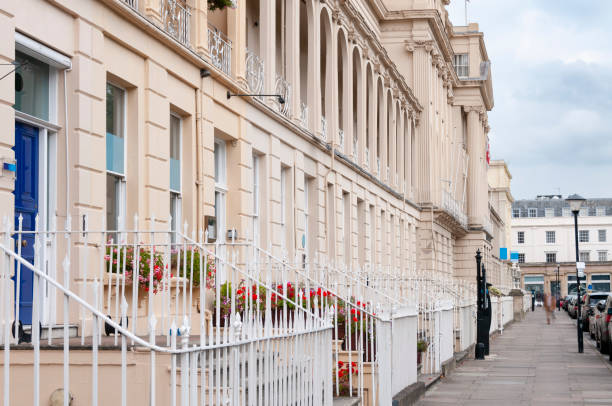 ряд террасных домов в грузинском стиле в челтнеме, англия - regency style row house street house стоковые фото и изображения