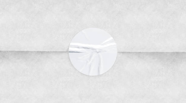 пустая белая скомканная наклейка на серый текстурированный бумажный макет - papery стоковые фото и изображения