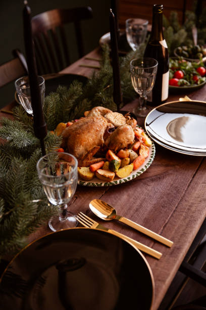 mesa de navidad servida con un pavo en plato grande en el centro de la mesa de madera. - salad glass chicken garnish fotografías e imágenes de stock