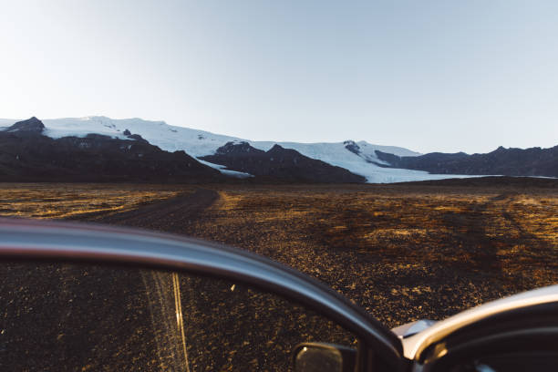 차에서 남부 아이슬란드의 아름다운 겨울 산악 경관을 감상하세요. - mirror car rural scene diminishing perspective 뉴스 사진 이미지