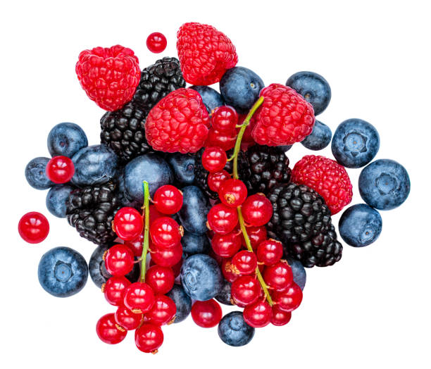 le bacche fresche si mescolano isolate su sfondo bianco, vista dall'alto. fragola, lampone, ribes rosso, mirtillo e foglia di menta, vista dall'alto - currant red fruit food foto e immagini stock