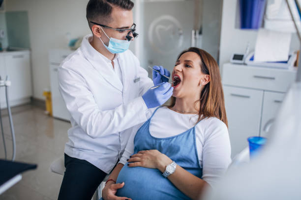 hermosa dama embarazada en el dentista - medical exam dental hygiene caucasian mask fotografías e imágenes de stock