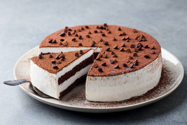 お皿にチョコレートの装飾が施されたティラミスケーキ。灰色の背景。閉じて - tiramisu cake chocolate sweet food ストックフォトと画像
