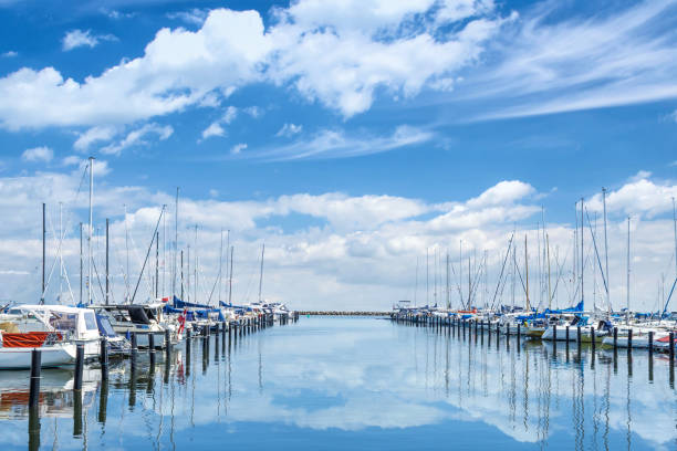 dragor danimarca. parcheggio per yacht e barche vicino al molo. bellissimo cielo nuvoloso. giornata di sole. trasporto acqua t - beach rope nautical vessel harbor foto e immagini stock