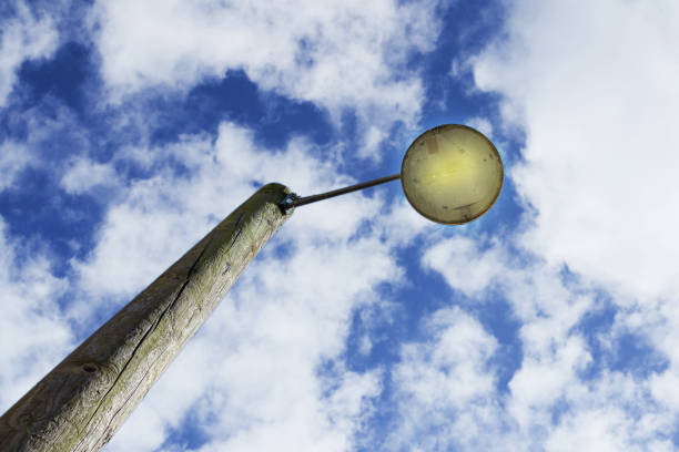 lampione contro il cielo blu. architettura della vista inferiore. - denmark street street light design foto e immagini stock