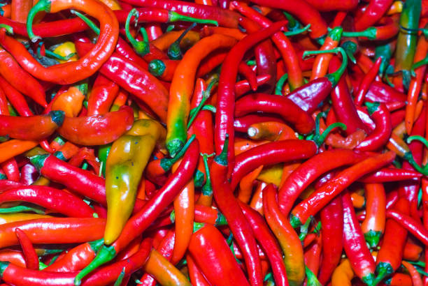 熟した、赤い、市場のジューシーなコショウ、背景 - pepper bell pepper market spice ストックフォトと画像