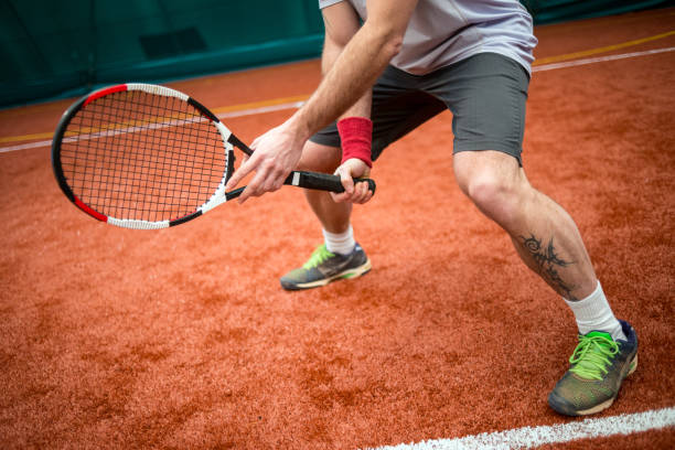 tennisspieler-vorbereitung - indoor tennis flash stock-fotos und bilder