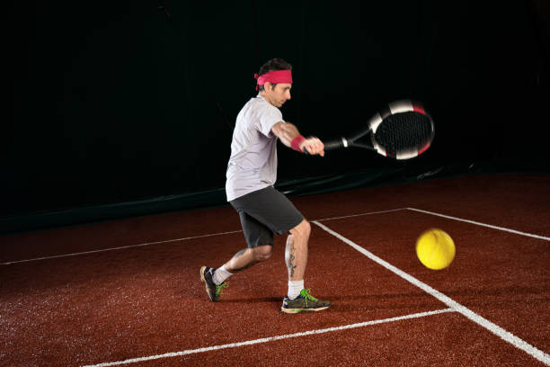 tennis-spieler-aktion: rückhand - indoor tennis flash stock-fotos und bilder