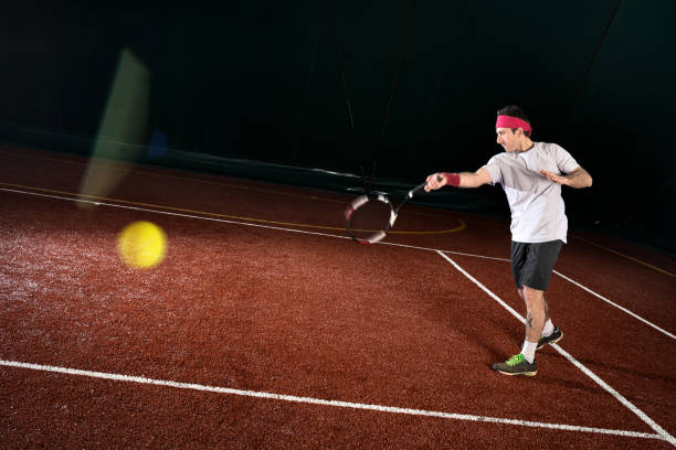 tennisspieler-action: vorhand - indoor tennis flash stock-fotos und bilder