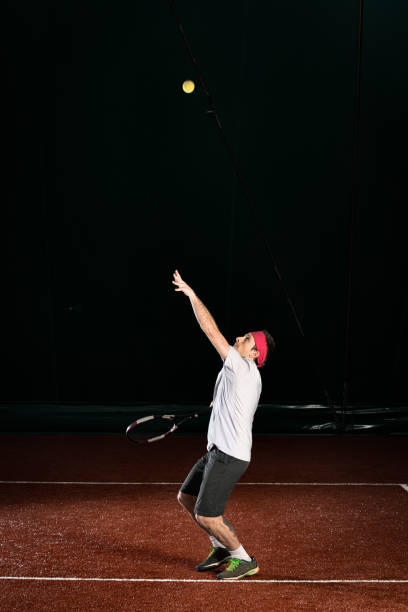 tennisspieler-action: servieren/zerschlagen - indoor tennis flash stock-fotos und bilder