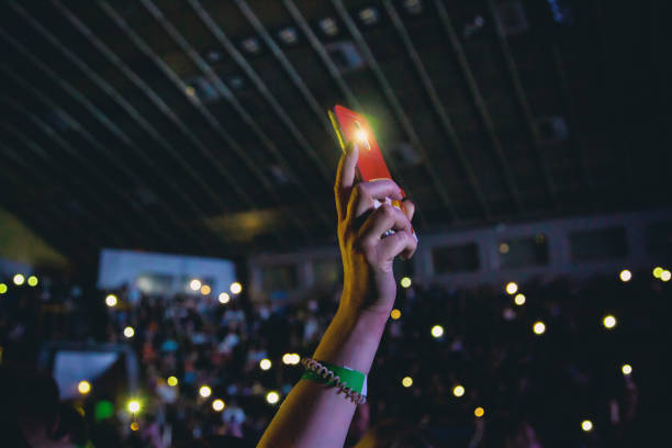 コンサートで女性の手でスマートフォン。 - popular music concert mobile phone smart phone telephone ストックフォトと画像