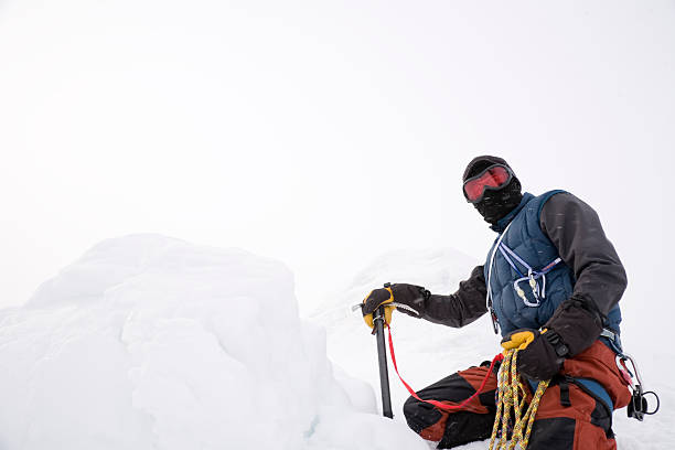 montañero - conquering adversity blue rock climbing ice climbing fotografías e imágenes de stock