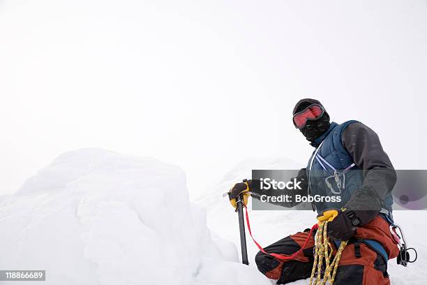 Montañero Foto de stock y más banco de imágenes de Escalada sobre hielo - Escalada sobre hielo, Adulto, Aire libre