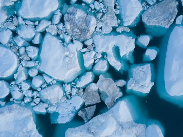 icebergs drone vue du haut de l'image - changement climatique et réchauffement climatique. icebergs de glacier de fonte dans le fjord de glace à ilulissat, groenland. paysage de glace de nature arctique dans le site du patrimoine mondial de l'unesco. - aerial view greenland glacier scenics photos et images de collection