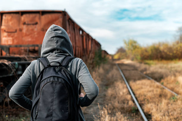 obdachlose frau mit rucksack weg von allem - leaving loneliness women railroad track stock-fotos und bilder