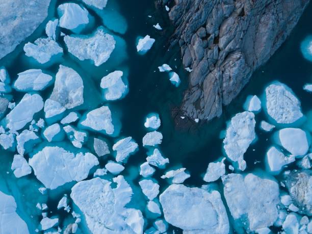 icebergs drone vista superior da imagem aérea - mudanças climáticas e aquecimento global. icebergs da geleira de derretimento no icefjord em ilulissat, greenland. paisagem ártica do gelo da natureza no local do património mundial do unesco. - weather changes - fotografias e filmes do acervo