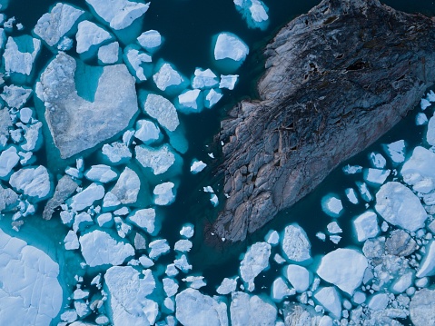 Vista superior de la imagen aérea de drones Icebergs - Cambio Climático y Calentamiento Global. Icebergs del glaciar derretido en el fiordo de hielo en Ilulissat, Groenlandia. Paisaje de hielo ártico en Patrimonio de la Humanidad de la Unesco. photo