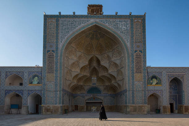 이란 이스파한의 자메 또는 프라이데이 모스크 내부를 걷는 여성 - spirituality famous place isfahan dome 뉴스 사진 이미지