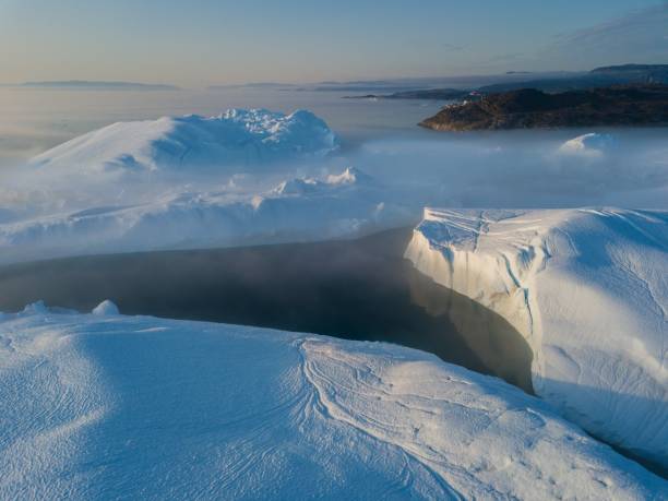 Background nature concept vista superior de la imagen aérea de drones icebergs - cambio climático y calentamiento global. icebergs del glaciar derretido en el fiordo de hielo en ilulissat, groenlandia. paisaje de hielo ártico en patrimonio de la humanidad de la unesco.