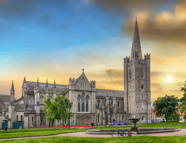 vista al atardecer de la catedral de san patricio de dublín irlanda. - dublin ireland place of worship church travel destinations fotografías e imágenes de stock