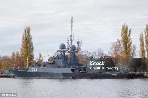 バルティスク港のパルチム級対潜ロシアコルベットカルミキア。 - ストックフォト・写真素材...