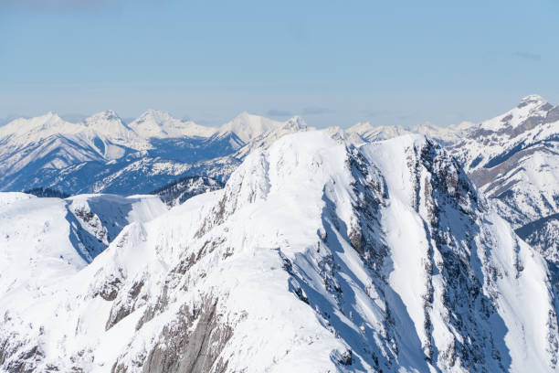 скалистые горные вершины - rocky mountains canada mountain winter стоковые фото и изображения