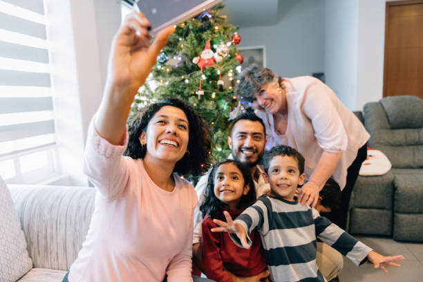 selfie di famiglia sull'albero di natale - senior adult winter senior women daughter foto e immagini stock